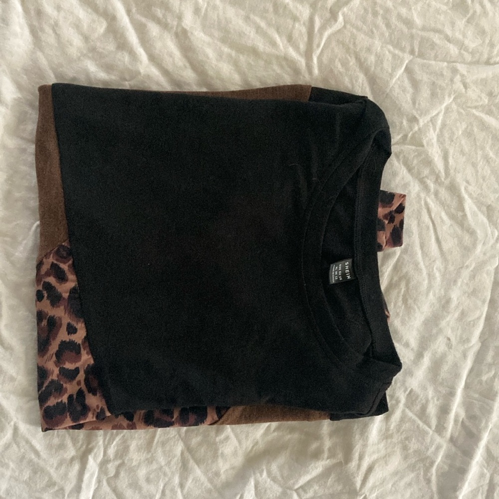 Long sleeve shirt with cheetah print